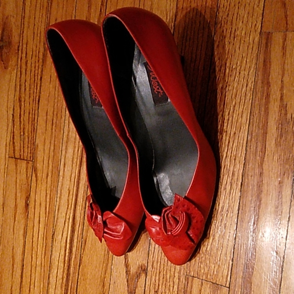 Red pumps - Picture 2 of 11